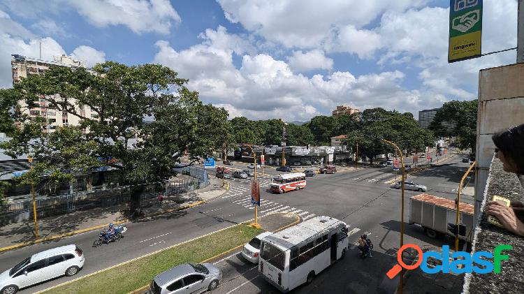 SE VENDE AMPLIO LOCAL COMERCIAL DE 2 NIVELES EN LA AV.