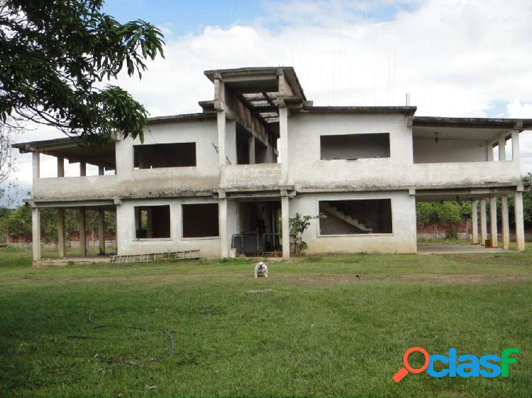 Se Vende Mini Finca con Casa, Urb El Encanto Tocuyito