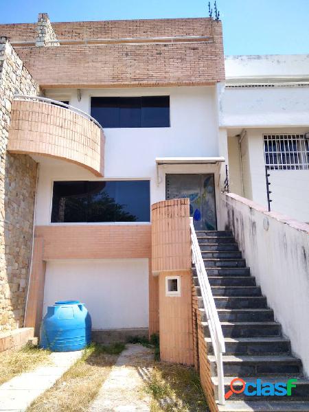 TOWNHOUSE EN ALQUILER EL PARRAL 3 NIVELES CALLE CERRADA 250