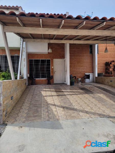 VENDO HERMOSO TOWNHOUSE AMOBLADO Y EQUIPADO $ 33.000 SAN