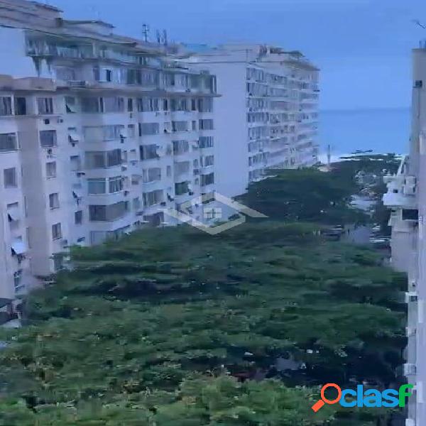 Apartamento a Venda em Copacabana com 2 Quartos e pertinho