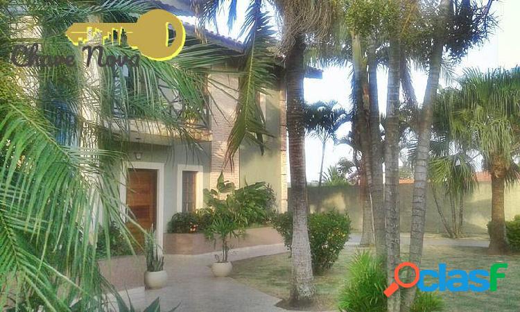 Belíssima casa em condominio com piscina