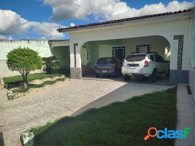 Casa com 2 Suítes e Piscina no Ponto Central