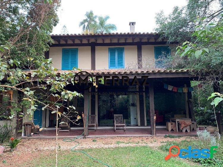 Casa em condômino fechado na Granja Viana! 2.200m² de