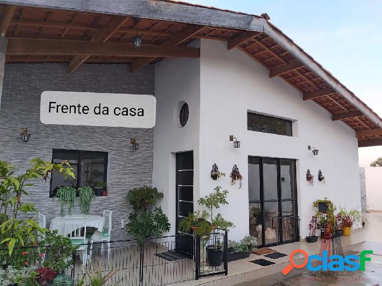 Casa reformada com lote amplo