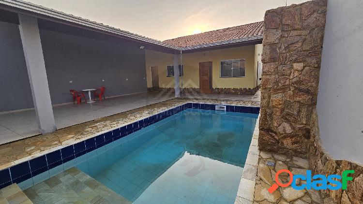 CASA COM PISCINA E 03 DORMITÓRIOS Á 250M DO MAR -