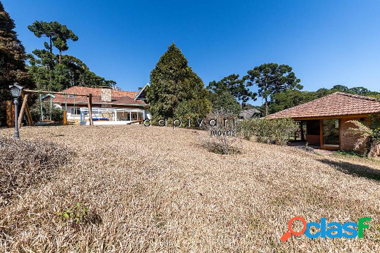 Casa terreno com 5.127m2 e 1.230m2 de área construída.