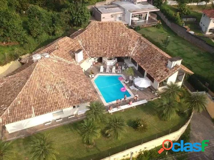 Casa térrea com 4 suítes, Piscina e salão de jogos.