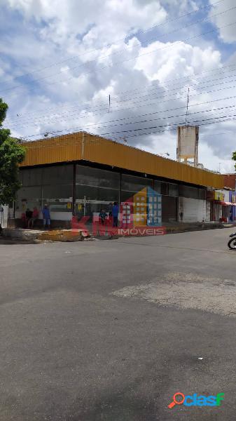 LOCAÇÃO! Amplo Prédio Comercial de esquina no Centro em