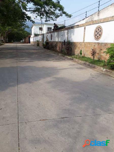 Venta Casa de Esquina con Anexos Borburata