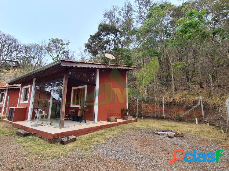 Belo Chalé à Venda no condomínio Rancho Querência em