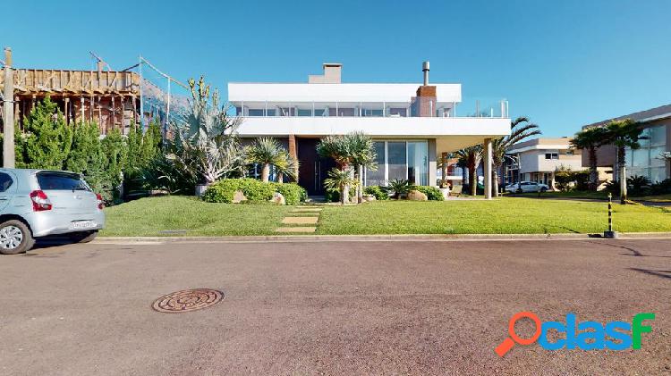 Casa de condomínio com 4 quartos, 460m², à venda em