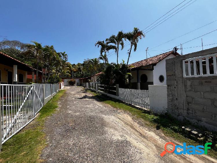 Charmoso Imóvel Colonial em Condomínio Exclusivo na Praia