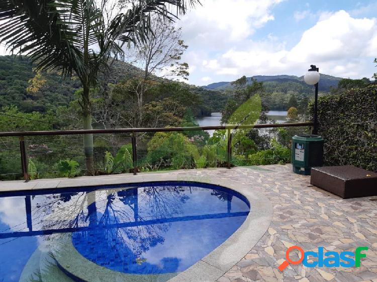 Linda Casa à Venda em Condomínio Fechado