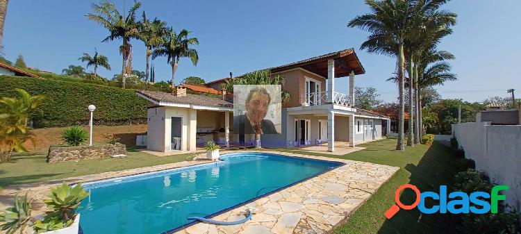 Linda Casa de campo em condomínio fechado. Localizada em