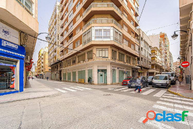 Local Comercial en Venta en Elda Calle Dahellos, Alicante