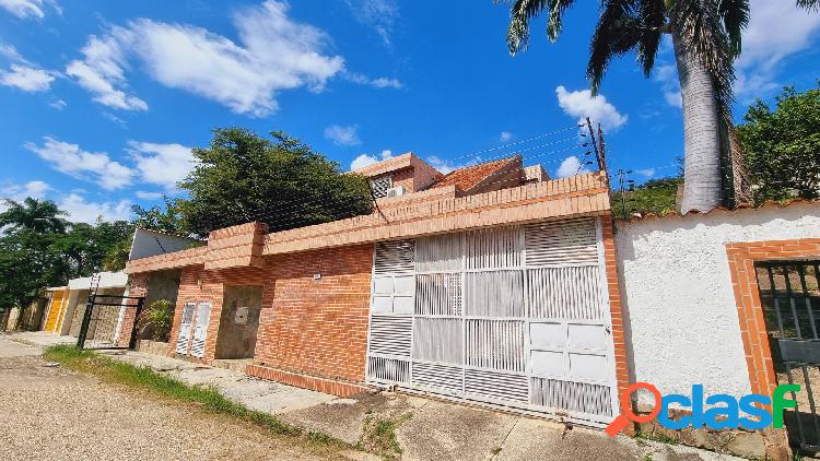 Moderna casa colinas de guataparo doble vigilancia