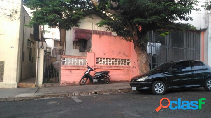 casa em região central, localizada na rua Rubens Arruda