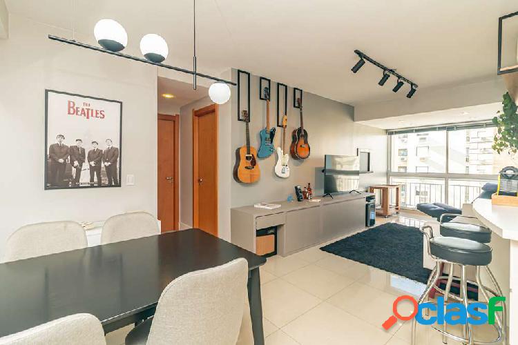 Apartamento com 2 quartos, 70m², à venda em Porto Alegre,