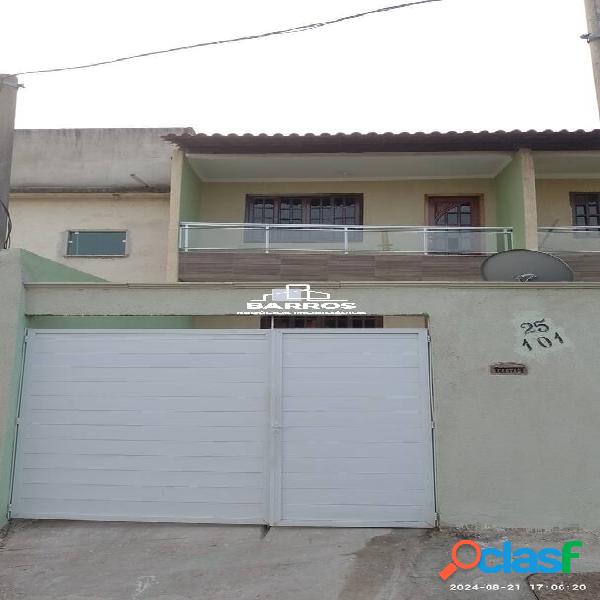 Casa Duplex em Rua Residencial.