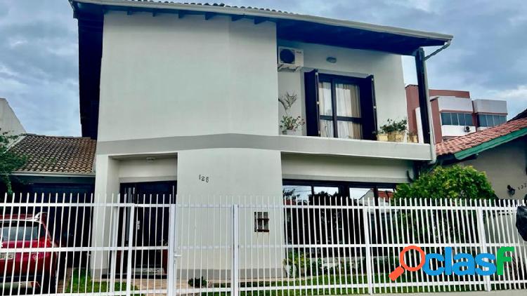 Casa com 4 quartos, 240m², à venda em Torres, Centro