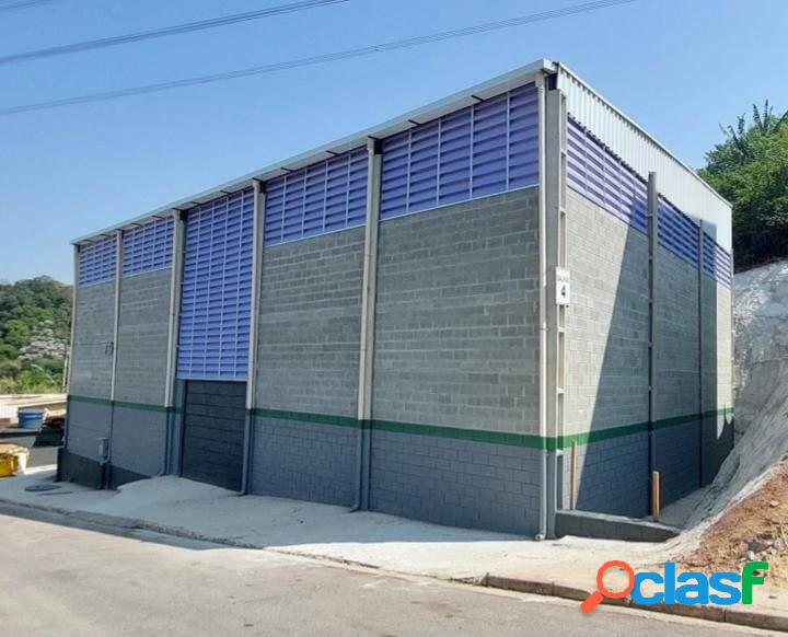Galpão com 350 m² para locação em Santana de Parnaíba -