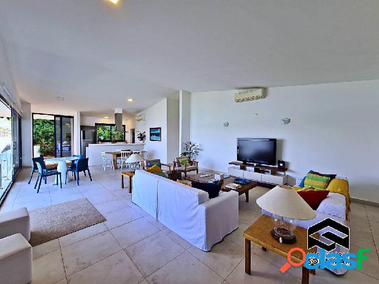 APARTAMENTO ÚNICO! DEBRUÇADO SOBRE O MAR, 04 DORMITÓRIOS!