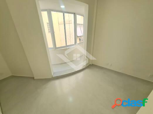 Apartamento Reformado à Venda no Flamengo: Quarto e Sala