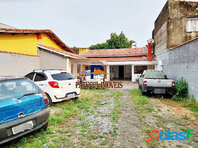 Linda Casa com Excelente Espaço para Piscina, Próximo Ao