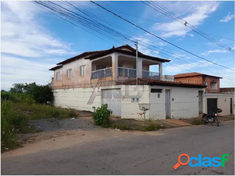 São 2 casas - tem 3 dormitórios embaixo e 3 quartos