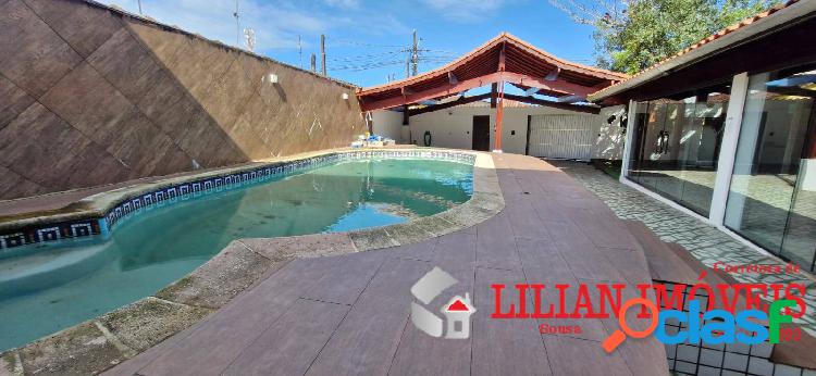 Sobrado de esquina com lote inteiro e piscina / Mongaguá