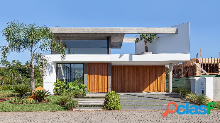 Casa de condomínio com 3 quartos, 204m², à venda em
