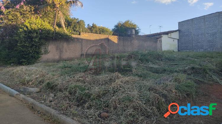 Vende-se um barracão no bairro Interlagos